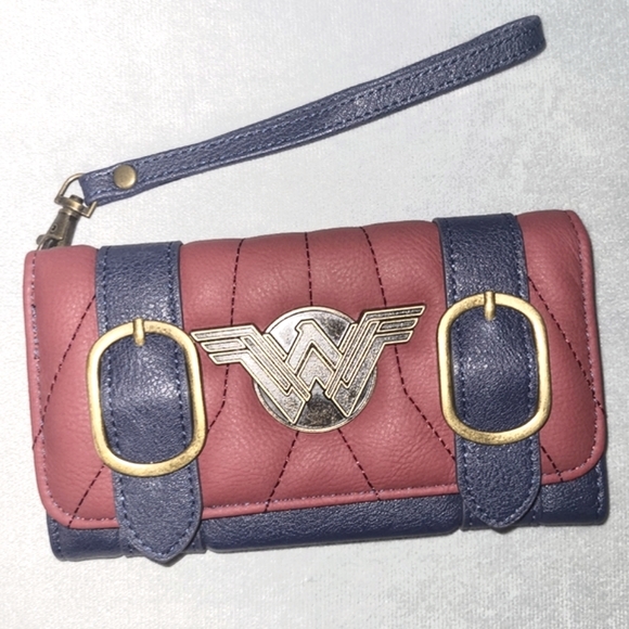Wonder Woman Trifold Clutch Wristlet - Picture 1 of 16